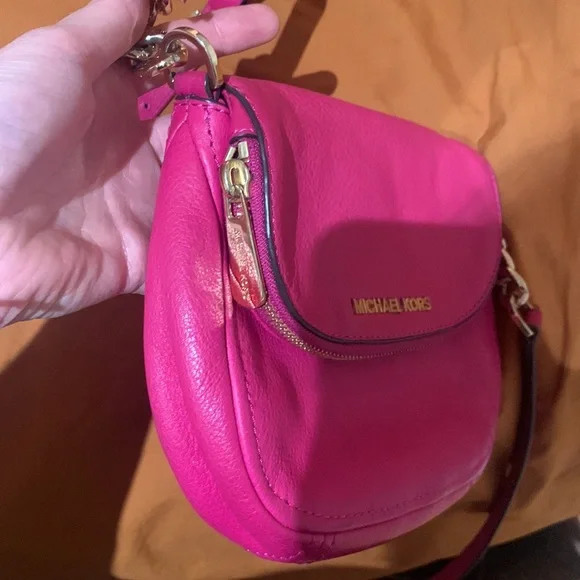 Hot Pink leather Michael Kors purse with gold accents 👛 💕